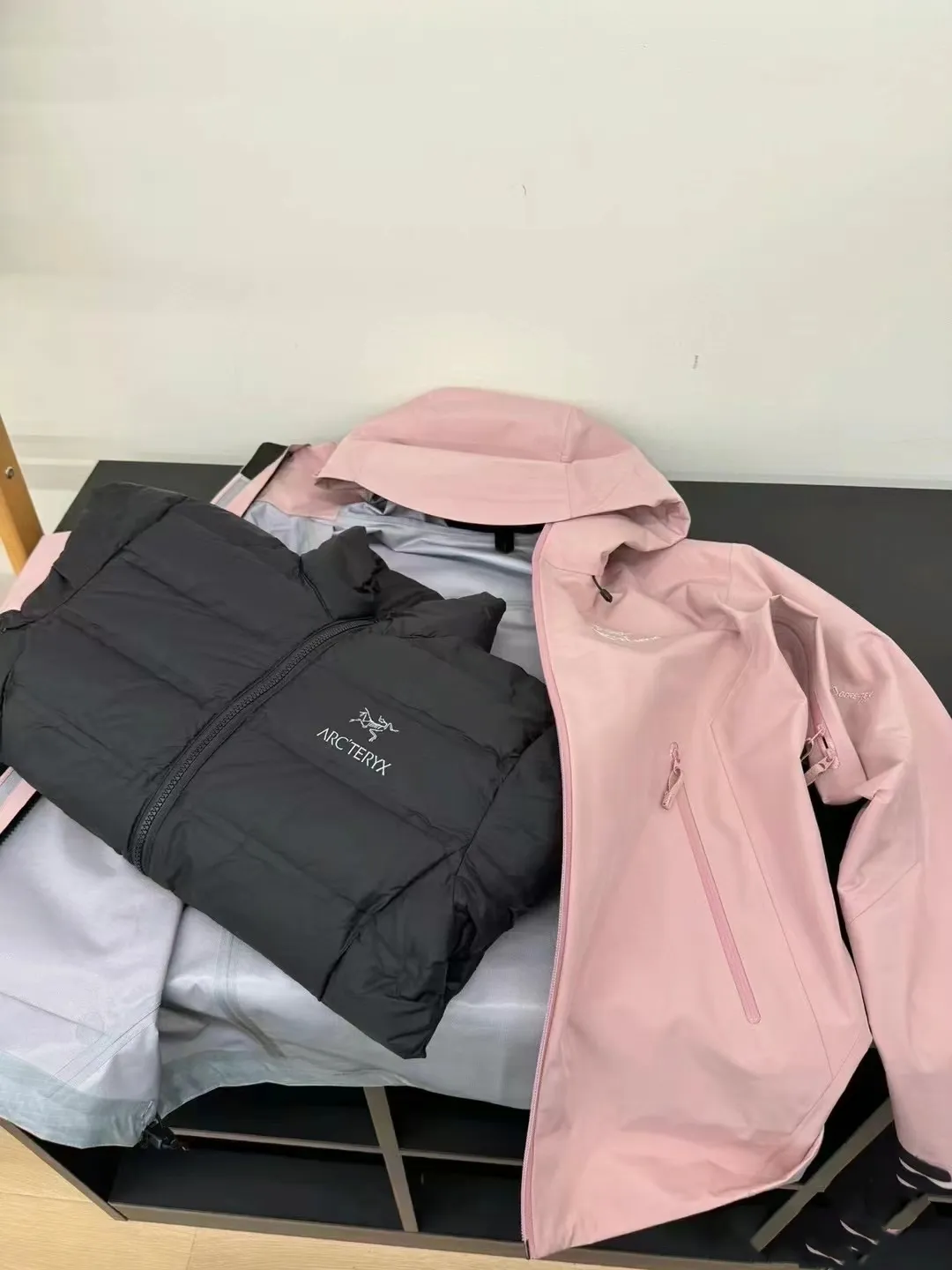 ： Pink Pink Size S～XXL Black Size S～3XL Size：S M L XL XXL 3XL ！ ！ logo ！ BETA LT Series！ARC‘TERYX BETA LT GORE-TEX Jacket-Men's 26844 （Yb 3D ， Tri-Durance ， ） Factory 📃 #26844 ， YKK ， ， ， 。 Beta LT ， 。 bluesign@ N 3LGORE-TEX ， Wear-Resistant， 、 Breathable， 。 Storm Hood ， Water Tight ， ， ， 。 ，VISLON ， Velcro ， Zip-in， ARC TERYX BETA： 。 LT ： ， Wear-Resistant。 GORE-TEX： 、 、Breathable 。 BRTA LT Arc’teryx ， ， ， 。